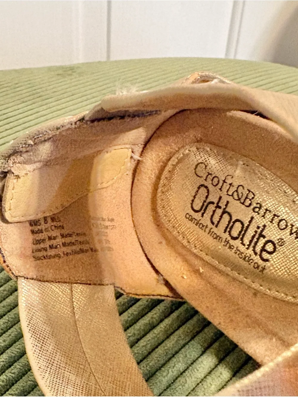 Sz 8  vacation croft & barrow OrthoLite Metallic Gold Low Wedge Sandals
